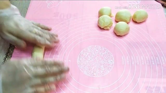 BIR XIL HAMIRDAN IKKI XIL SOSISKALI BULOCHKA/ДОМАШНИЕ БУЛОЧКИ С СОСИСКАМИ/SAUSAGE ROLL RECIPE смотреть онлайн