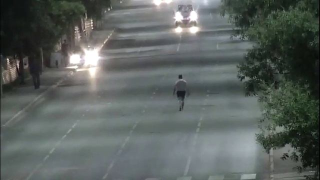 Пьяный дебошир с ножом нападал на автомобили в Нур-Султане смотреть онлайн