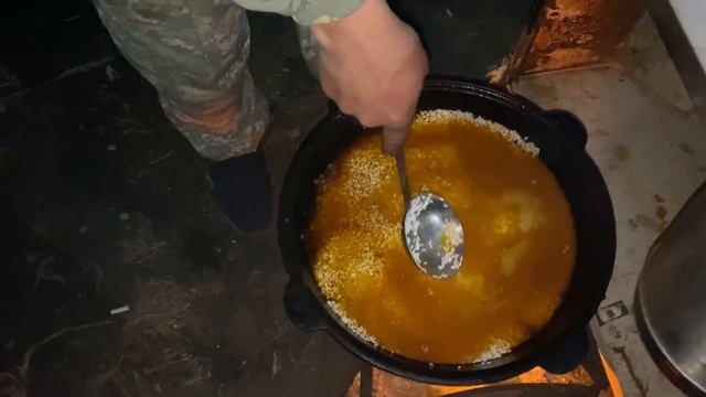 ГОТОВИМ ПЛОВ и ВАРИМ БОРЩ В КАЗАНЕ смотреть онлайн