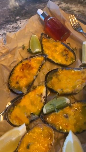 Мидии запеченные под сырным соусом #shortsvideo #shorts смотреть онлайн