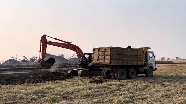 Tata ZX220 working at crusher foundation work#viral #excavator #trending #tata #youtubeshorts смотреть онлайн