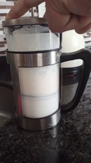 НЕ ОБЯЗАТЕЛЬНО ИМЕТЬ КОФЕ МАШИНУ☕КОФЕ С МОЛОКОМ В ДОМАШНИХ УСЛОВИЯХ. смотреть онлайн