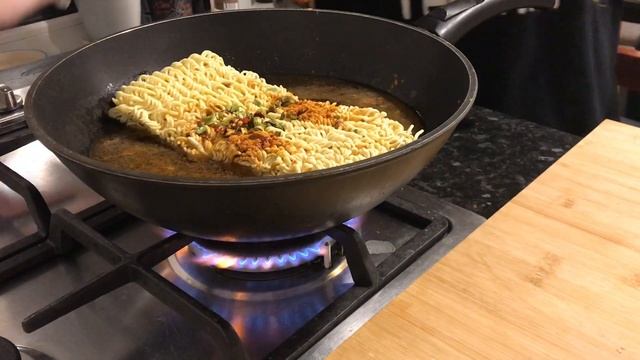 Купи доширак//Рамен с митболами смотреть онлайн