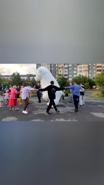 поздравление от белого мишки! высота 3 метра! г.Тюмень! 89827760350 смотреть онлайн