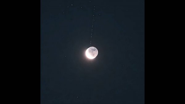 Starlink train passed the Moon