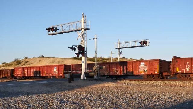Railfanning Barstow May 4, 2020 SD70AH UP 9012 Manifest Train Eastbound Cajon Sub смотреть онлайн