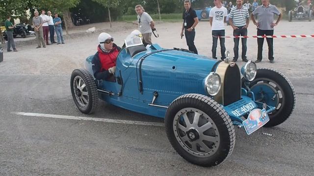 Bugatti Type 35 dirty Wheelspin +Type 35 Startup ! | Festival Bugatti Molsheim 2015 Part 9 смотреть онлайн