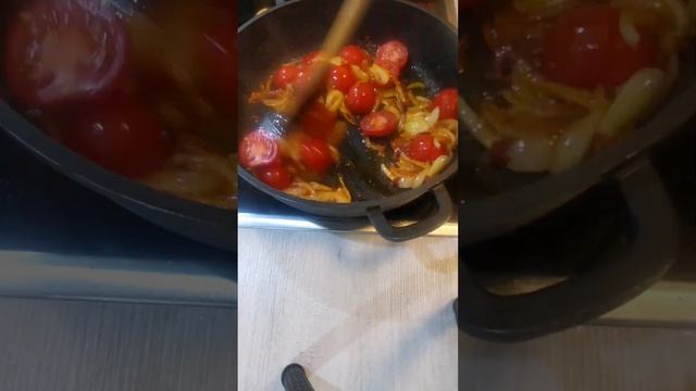 Куриная грудка со шпинатом, помидорами в сливочном соусе смотреть онлайн