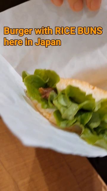 Have you tried this? 😉 Burger with rice buns 😋 #japan #tokyo #food #foodtravel #japanfood #viral смотреть онлайн