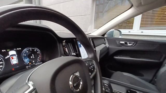 Volvo XC60 B4 Benzyna Momentum PRO смотреть онлайн