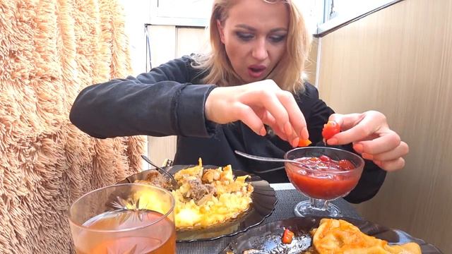 МЕНЯ ВЫГНАЛИ ИЗ ДОМА?! 🙈МУКБАНГ КОТЛЕТКИ С ПЮРЕШКОЙ / смотреть онлайн