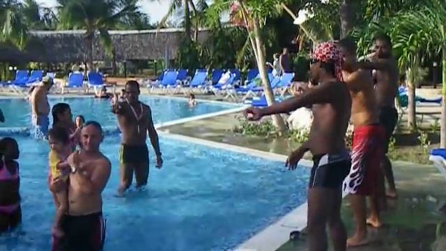 Cuba Santa Lucia dance dans la piscine смотреть онлайн