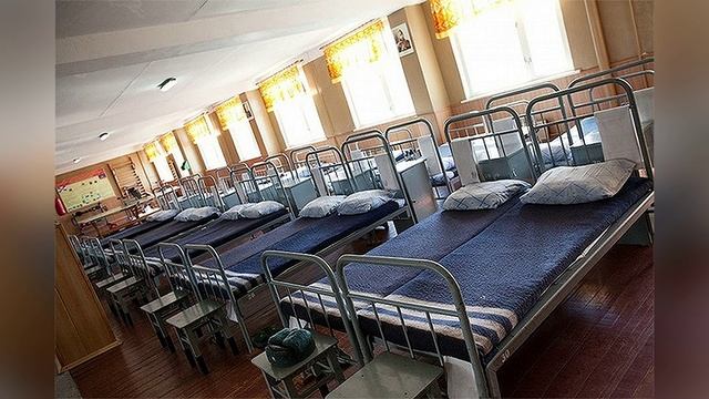 У кровати, табуретка смотреть онлайн