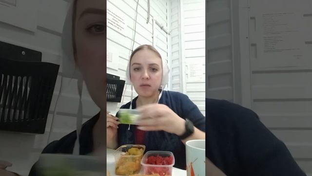 мукбанг пирог, салат винегрет///Рабочая столовая смотреть онлайн