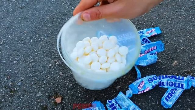 Coca Cola, Sprite, Fanta & Mentos vs Giant Balloons! смотреть онлайн