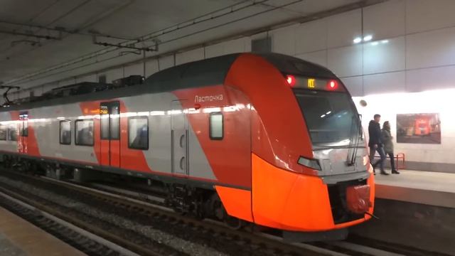 Электропоезд ЭС-2Г на станции Площадь Гагарина смотреть онлайн