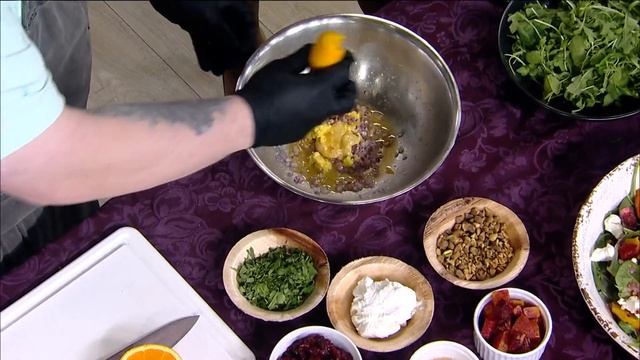 RECIPE: Pink Ivy Kitchen and Bar's Roasted Carrots and Orange-Cranberry Vinaigrette смотреть онлайн