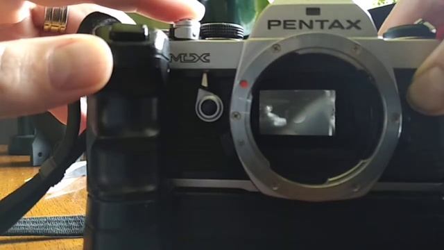 Mirror lock-up "flick" trick for Pentax MX смотреть онлайн