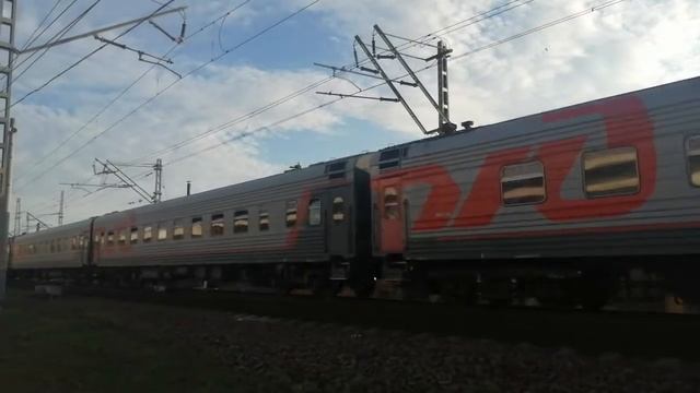 Значок НЭВЗ! Электровоз ЭП1М 664 с пассажирским поездом Сухум-Санкт-Петербург. смотреть онлайн