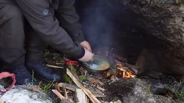 Строительство укрытия между двумя большими камнями, зимний кемпинг с милой собакой смотреть онлайн