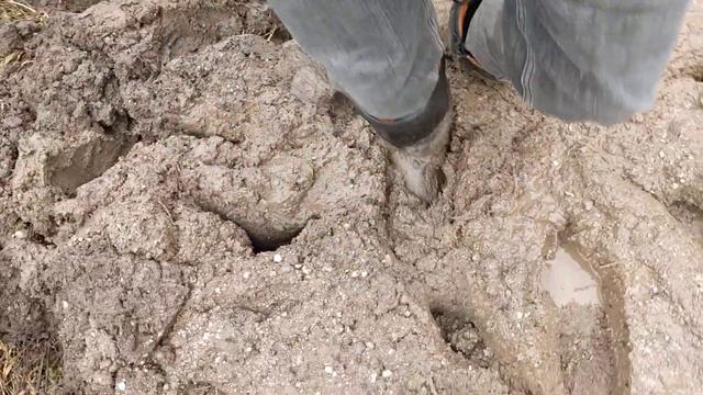 Black Leather Boots Sinking in Mud смотреть онлайн