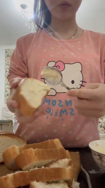 Готовим хрустящий ботон с чесноком 🧄🥖😋 #shortvideo #рекомендации #ботон #хрустящий #чесноком смотреть онлайн