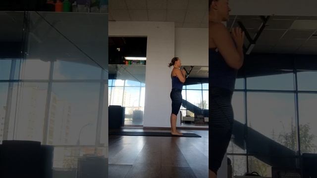 Йога. 14  вариант Сурьи Намаскар с Ардхой триконасана и Ашва санчаласаной.