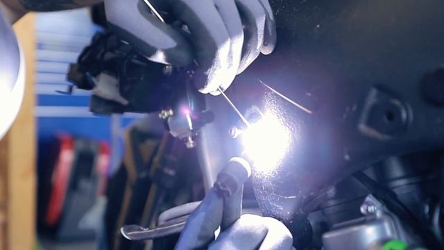 Welding a ZX-10R Frame смотреть онлайн