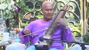 Индийский композитор и музыкант Шри Чинмой играет на древнем индийском инструменте эсрадже.