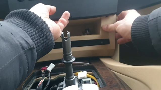DEMONTAŻ SCHOWKA POD RADIEM BMW E60 E61 RAMKA POD RADIEM SCHOWEK WNĘKA JAK WYJĄĆ PÓŁKA ASH TRAY смотреть онлайн