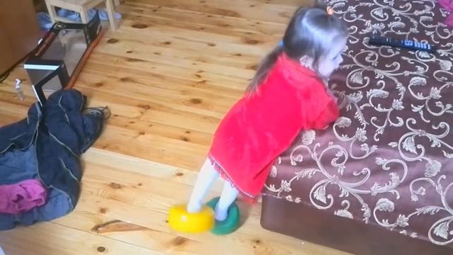 Вот так с детства мы учимся ходить на каблуках....))) смотреть онлайн