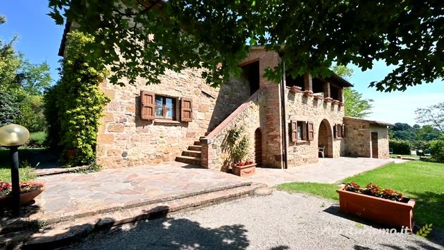 Agriturismo Casagrande - Toscana | Agriturismo.it | Drone video смотреть онлайн