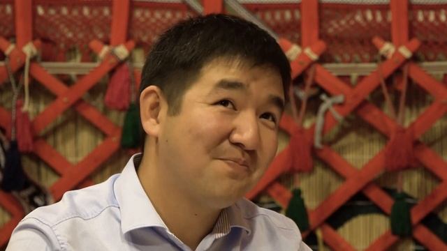 Ак таңдай акын Кубат Тукешов аялын сындады. АЛТЫН САНДЫК программасы. NewTV. 3-чыгарылыш смотреть онлайн