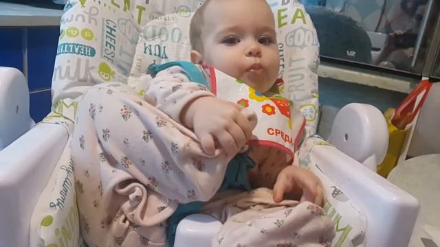 Кирочка размахивает ногами и ест яблочное пюре 2 13 января 2017 смотреть онлайн