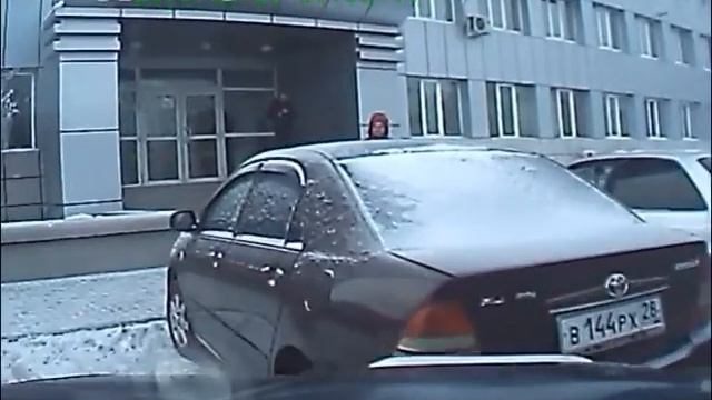 Внедорожник эффектно припарковался смотреть онлайн