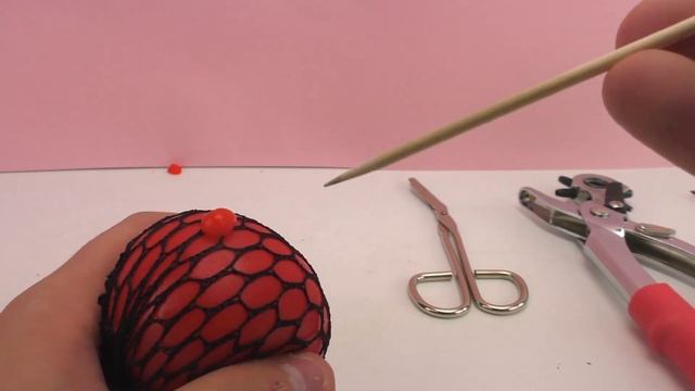 DZIURKACZ vs. SQUISHY MESH BALL | Czemu oprze się piłeczka antystresowa? | Baw się ze mną смотреть онлайн