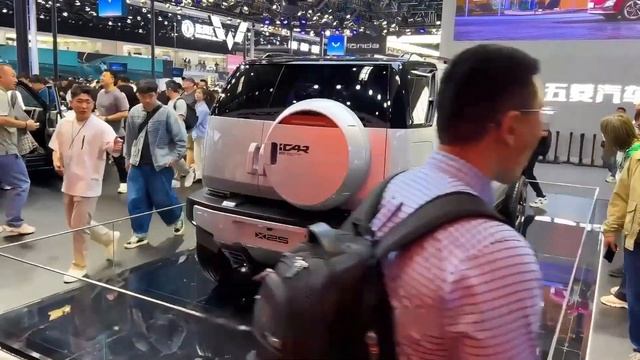 Admiring the exterior showcase of the New Chery iCAR смотреть онлайн