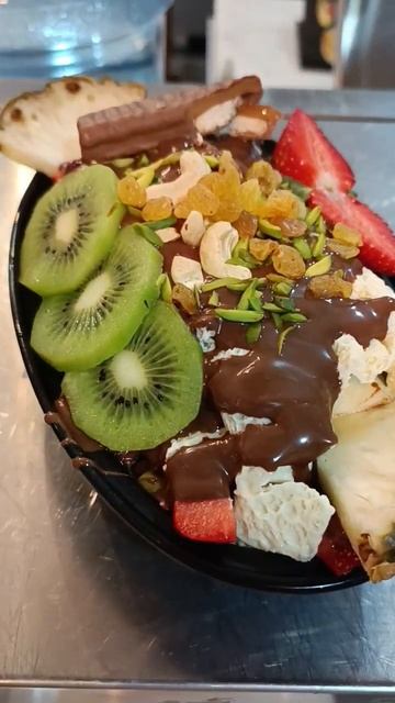 fruit salad Qashati #twix #chocolate #nutella #cream #fruit #oreo #strawberry #kiwi #kitkat #kinder смотреть онлайн