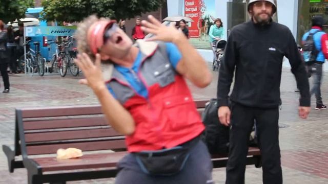 A freak dancing to a Hi-Fi melody in Kaliningrad смотреть онлайн