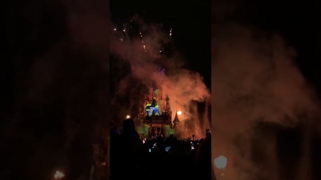 Disneyland Paris Gece Show - Fireworks - Light Show Castle смотреть онлайн