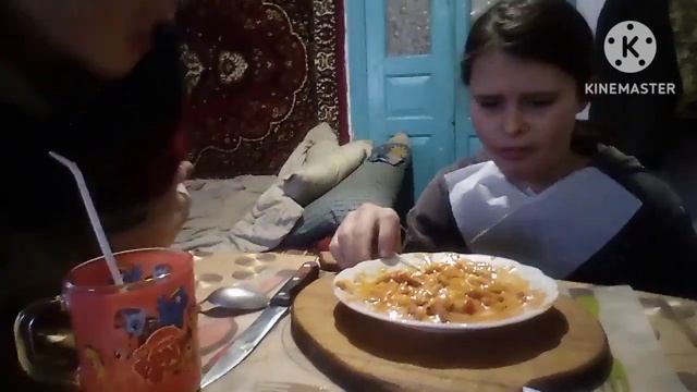 Диванныйє есперти готовим:ушки свинячи в томатном соусе🤮, молочое смузи🤤,( ??? )просто (готовка)#че смотреть онлайн