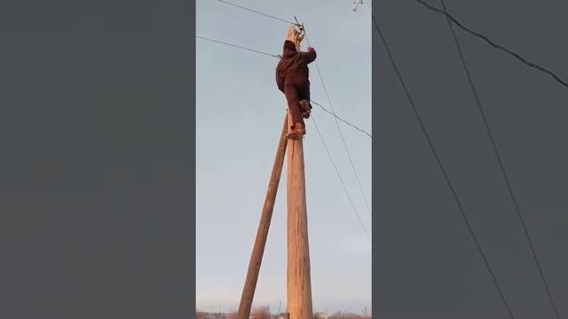Как залезть на столб под напряжением. смотреть онлайн