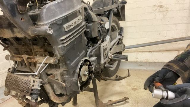 1985 KAWASAKI GPZ 750 R restoration: Ep1 Introduction and engine removal смотреть онлайн