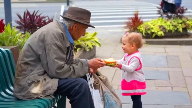 Девочка отдаёт сэндвич бездомному мужчине. Дальше происходит удивительное! смотреть онлайн