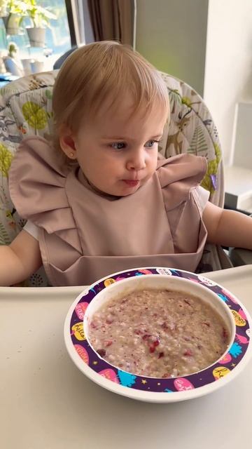 Завтрак для малыша в 1 год 4 месяца #маминарадость #мамавдекрете #вкуснаяеда #смешные #shorts #baby смотреть онлайн
