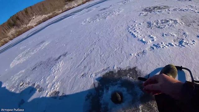 РЫБАЛКА С СЕМЕНОМ и АНДРЕЕМ по ПЕРВОМУ ЛЬДУ. Рыбалка по Сибирски смотреть онлайн