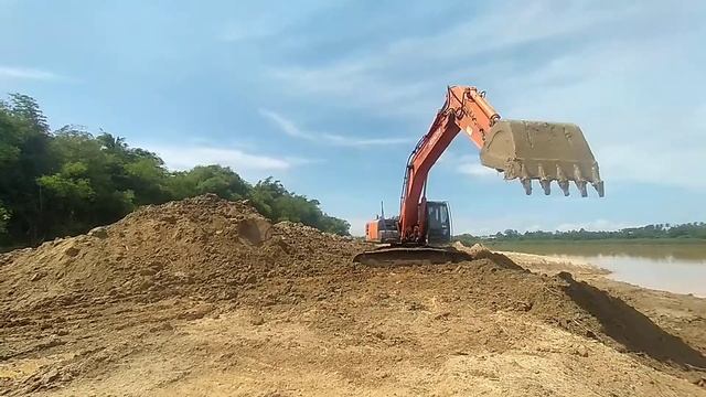 HITACHI ZAXIS 330LC AT THE RIVER (PART 3) смотреть онлайн