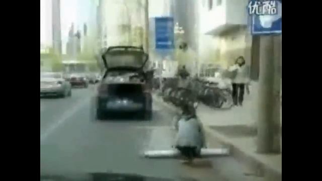 Hai l'incubo del parcheggio? In Cina se lo creano da soli смотреть онлайн