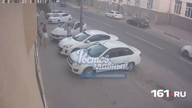 Молодая пара фотографируется на BMW смотреть онлайн