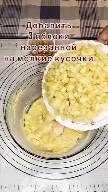 Гости восторге. Медовый пирог с яблоками и с орехами #shorts смотреть онлайн